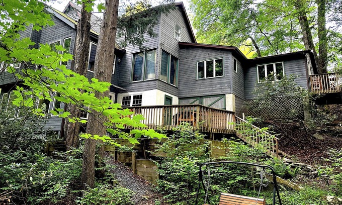 Canadensis House | Beautiful Forest Suite
