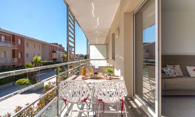 Le Port Apartment | Beautiful apartment for 4 people with pool, WIFI, TV and terrace