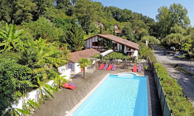 La Bastide-Clairence Apartment | Beautiful apartment for 4 guests with pool, WIFI, TV, terrace, pets allowed and parking