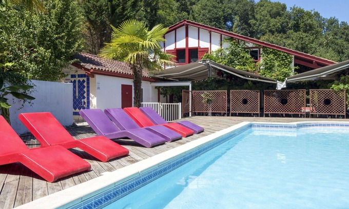 La Bastide-Clairence Apartment | Beautiful apartment for 6 people with pool, WIFI, TV, terrace and pets allowed
