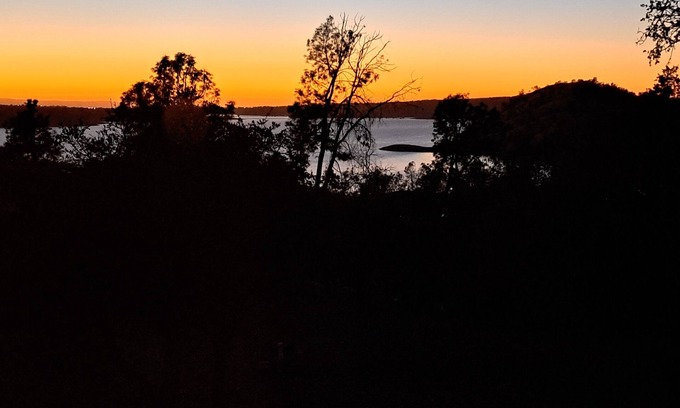 Coulterville House | Beautiful Fully Remodeled 2-bedroom Home with WiFi, AC and a Serene Lake View!