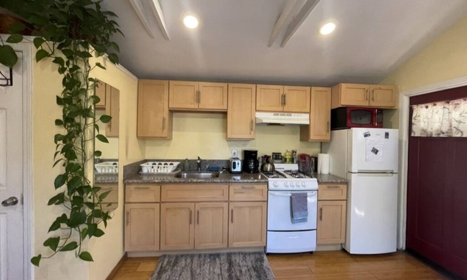 South Berkeley Apartment | Beautiful Garden Studio W/kitchen Near Bart