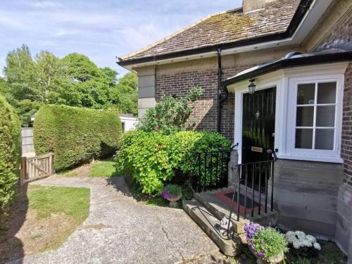 Aldwick House | Beautiful gate house a 4 minute walk from beach