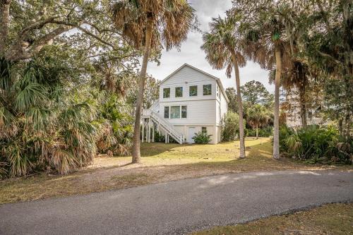 Saint Helena Island House | Beautiful Golf View Retreat - 3 Bed 25 Bath with Resort Amenities!