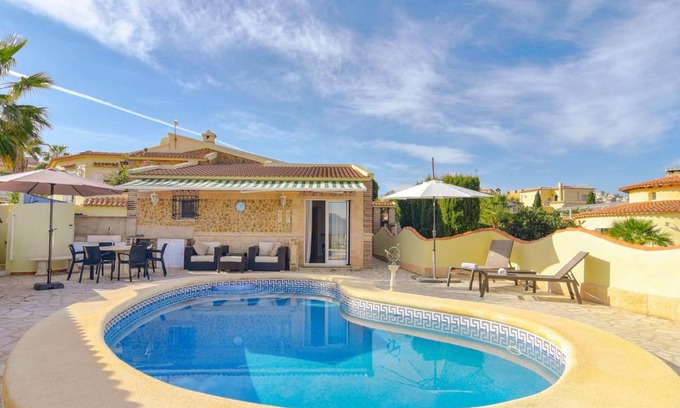 Pedreguer House | Beautiful holiday home in Pedreguer with terrace