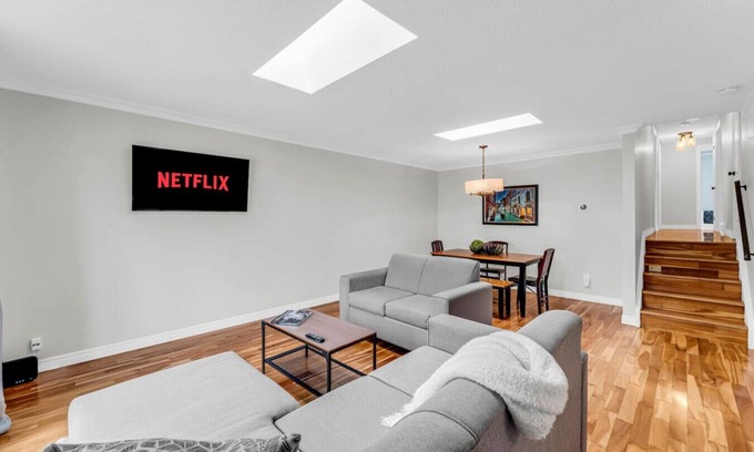 Thorold House | Beautiful Home by Falls with Air Hockey | Games