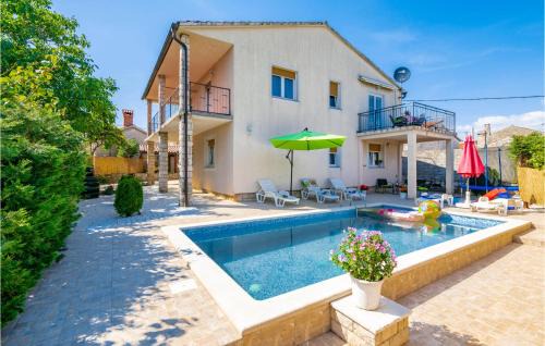 Mali Vareski House | Beautiful Home In Peruski With Kitchen