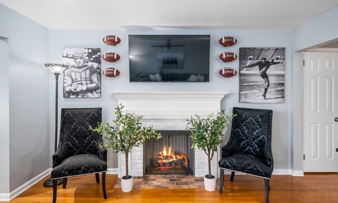 Canton House | Beautiful Home only Steps to the Pro Football Hall of Fame, Sleeps up to 12!