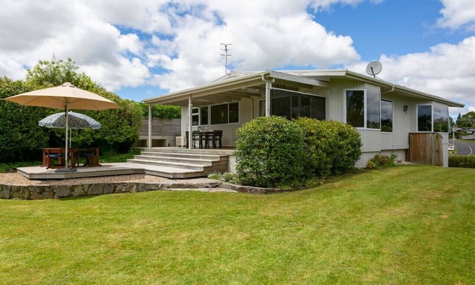 Taupo House | Beautiful home - spacious, peaceful, modern, with outdoor deck, and fully fenced for pets