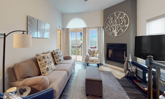 Holiday Island House | Beautiful home with extraordinary lake views from large deck & modern amenities