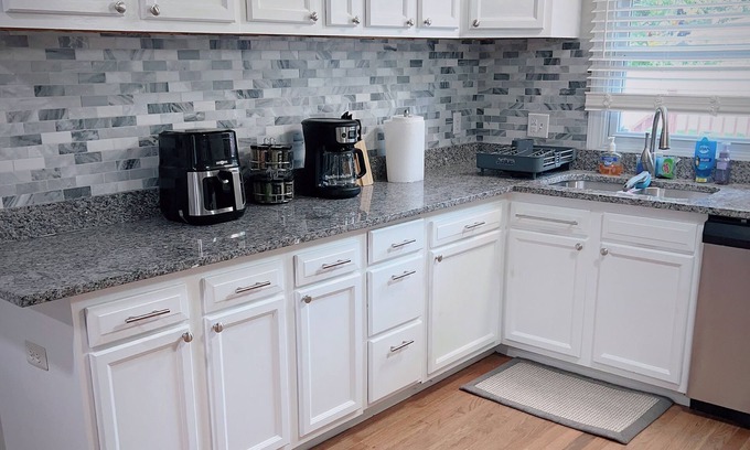 Hazel Park House | Beautiful home with In-ground pool, pool house, king bed and oval jetted tub