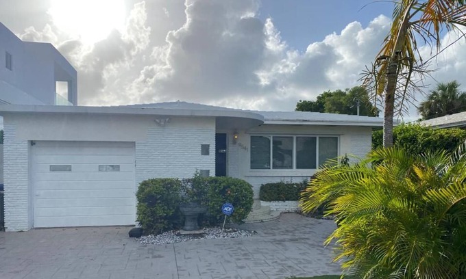 Bal Harbour House | BEAUTIFUL HOMES IN SURFSIDE MIAMI