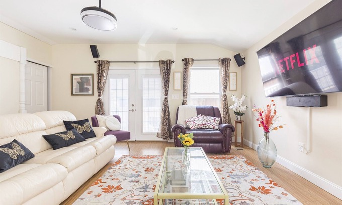 Arlington Ridge House | Beautiful House|9 Beds|King Bed|3 Baths|Free Parking|DC|Family & Pet Friendly