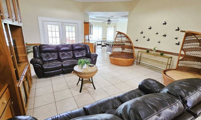 Palmhurst House | Beautiful house with pool, house has 4 beautifully bedrooms and 2 bathrooms. The