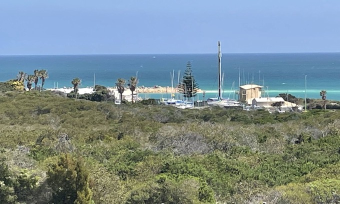 Ocean Reef Apartment | Beautiful Indian Ocean Unit.