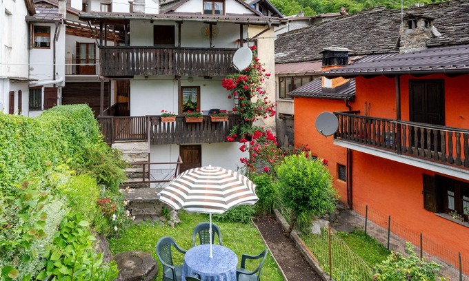 Calasca-Castiglione Apartment | Beautiful apartment for 5 people with WIFI, TV, balcony and pets allowed