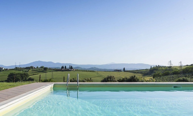 Castiglione del Lago House | Beautiful apartment in villa with hot tub, A/C, pool, WIFI, TV, patio, pets allowed and parking