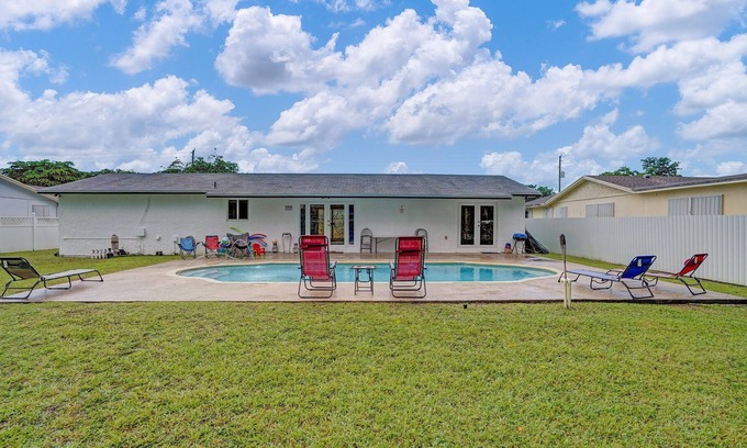 Miami Gardens House | Beautiful Jewel in Miami Gardens Private Heated Pool