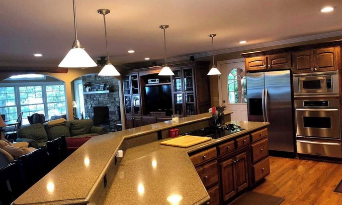 Clemson House | Beautiful Lake House Walking Distance to the Stadium.
