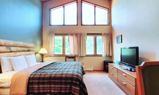 Ironwood Apartment | Beautiful Lake Superior is just down the road and what better then a private guestroom themed after it?