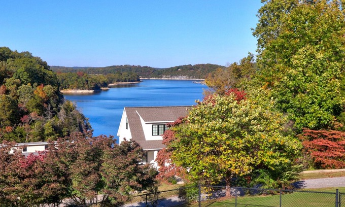 Springdale Cottage | Beautiful Lake Views And Close To Everything Northwest Arkansas Has To Offer