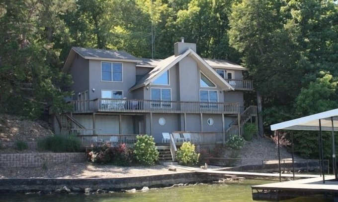 Camdenton House | Beautiful Lakefront Home ~ 4BD/3 Master Suites ~ Outstanding Lake Views!