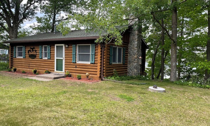Turtle Lake Cabin | Beautiful lakeside log cabin on Horseshoe Lake