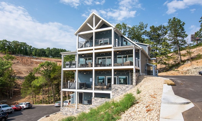 Table Rock House | Beautiful Lakeview 10 Bedrooms-hot tub/fire pit
