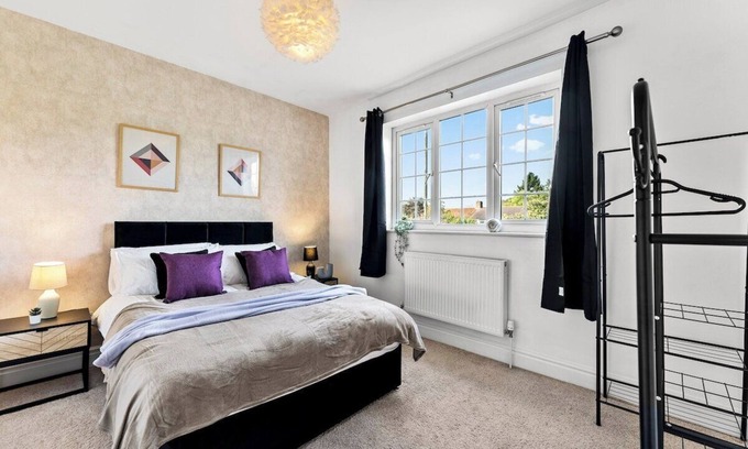 Cheltenham House | Beautiful Large 4 Bed House - Sleeps 12