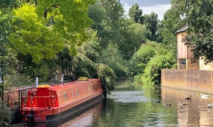 Hanwell Boat Rental | Beautiful London narrowboat moored in private garden