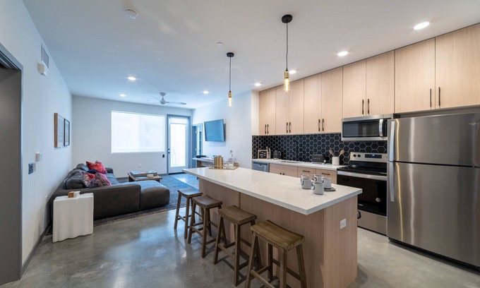 Vista Apartment | Beautiful Modern 2-Bed in DT Vista!