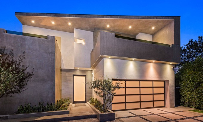 Beverly Grove Villa | Beautiful Modern 4 Bedroom Villa w/Pool & Hot tub