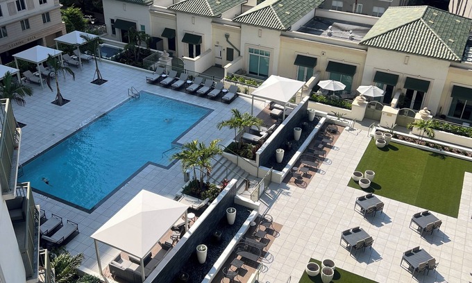 Harbour Island Condo | Beautiful modern condo with high end finishes very peaceful with valet parking