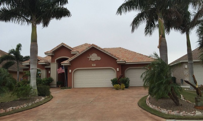 Laguna Vista House | Beautiful, modern home on golf course near South Padre Island