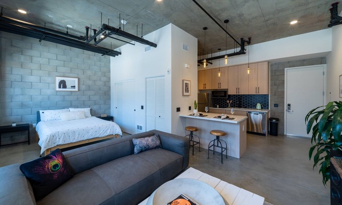 Vista Apartment | Beautiful Modern Studio in DT Vista!