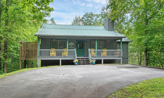 Townsend House | Beautiful mountain cabin with nature all around ! Secluded with a hot-tub