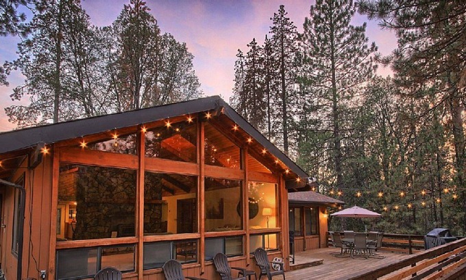 Mariposa House | Beautiful Mountain Lodge with Hot Tub - Experience the Best of Yosemite