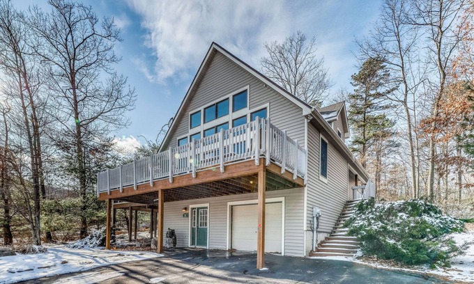 Tannersville House | Beautiful mountain-view home with private deck, grill & pool table