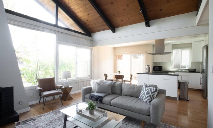 Mountain View House | Beautiful Mountain View 2BR w/A/C, nr Dining & Tech Hubs, by Blueground