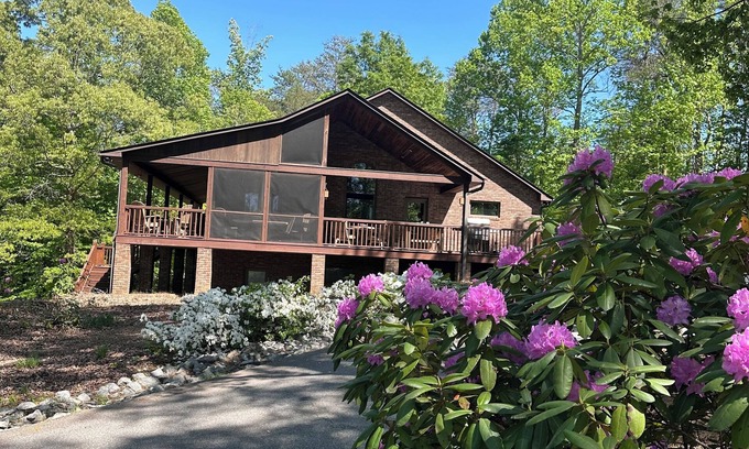 Landrum House | Beautiful Mountain View with Large Saltwater Pool