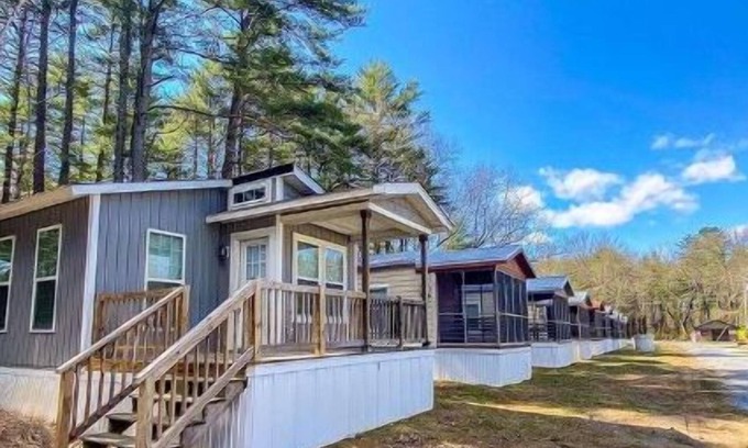 Queensbury Apartment | Beautiful Newly Built Cottages!