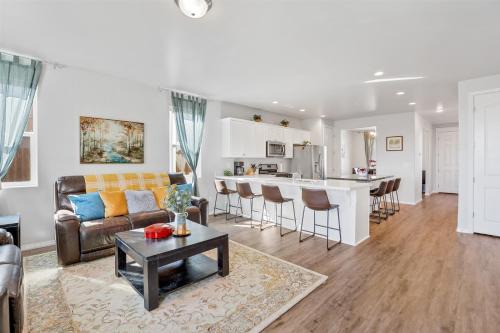 Bellemont House | Beautiful Newly Built Home with Central AC