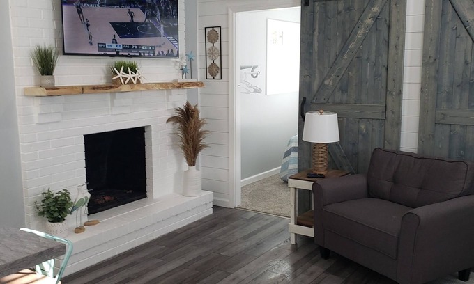 Geneva-on-the-Lake Cottage | Beautiful newly remodeled cottage - Walk to strip, close to spire