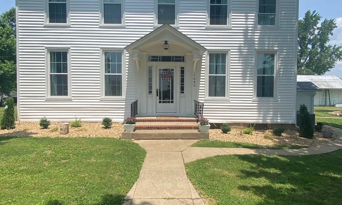 Elco House | Beautiful newly renovated farm house overlooking 5 acre lake. *New Rates *