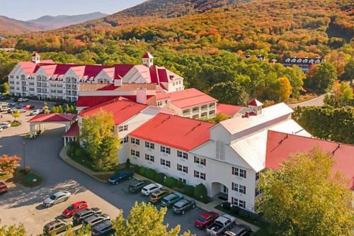 Lincoln House | Beautiful Northeast scenery and resort amenities in this great 1BD vacation condo