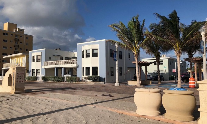 Hollywood Apartment | Beautiful Ocean front 2 bedroom condo in an Iconic Bldg in Hollywood