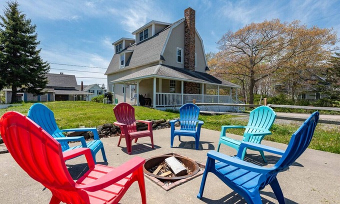 Isle of Springs House | Beautiful Ocean Point Escape, Tennis courts and a short walk to The Wilson Chapel. Short walk to Grimes Cove for swimming.