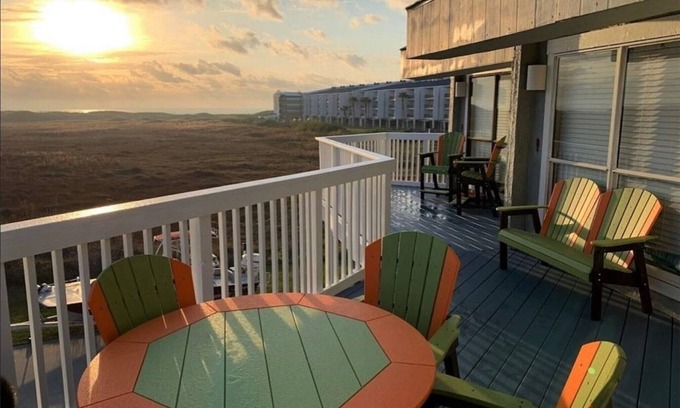 Port Aransas Condo | ⭐ BEAUTIFUL OCEAN VIEWS + Huge Deck + Heated Pool + Hot tub + Boardwalk