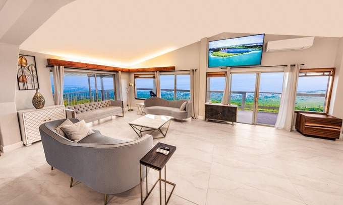 Kailua-Kona House | Beautiful Oceanview Home and Studio