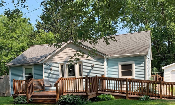 Midland House | Beautiful Parkside 5 bedroom Cottage in Midland, Fenced Front yard, Access Ramp